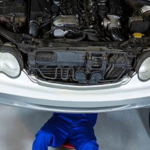 mécanicien effectuant une intervention sous un véhicule à Ramonville-Saint-Agne pour ASC Ramonville